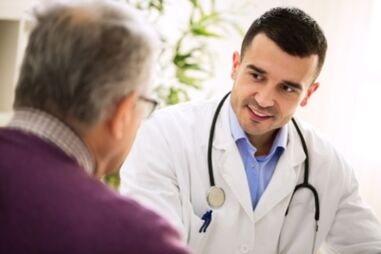 Der Arzt gibt Empfehlungen zur Vorbeugung einer Osteochondrose der Brustwirbelsäule.