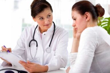Ein Neurologe verschreibt einem Patienten eine medikamentöse Behandlung der thorakalen Osteochondrose.