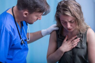 Ein Patient klagt über starke Brustbeschwerden.