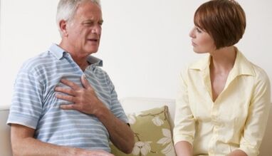 Leichte Schmerzen im Brustbereich weisen auf den zweiten Grad einer thorakalen Osteochondrose hin.