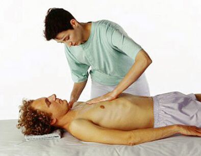 Massage bei thorakaler Osteochondrose zur Linderung von Schmerzen und Krämpfen.
