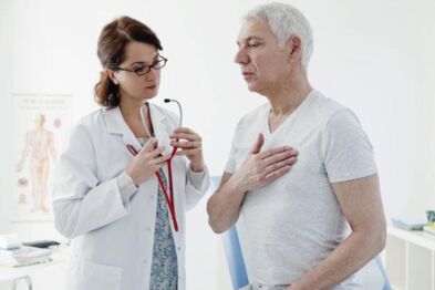 Untersuchung eines Patienten mit Anzeichen einer Osteochondrose der Brustwirbelsäule.