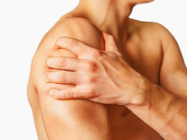 Schmerzen, Gelenkzerstörung und Knochenverformung gehen mit Arthrose einher.